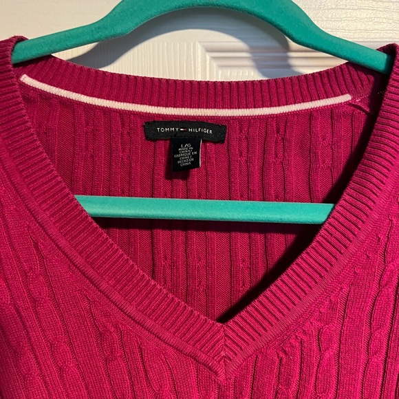 Tommy Hilfiger magenta v-neck sweater. Size Large. - Picture 5 of 9